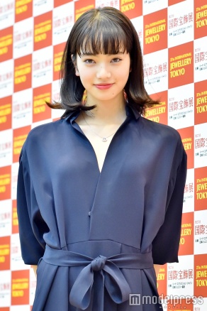 ジュエリーが引き立つVネック／小松菜奈（C）モデルプレス
