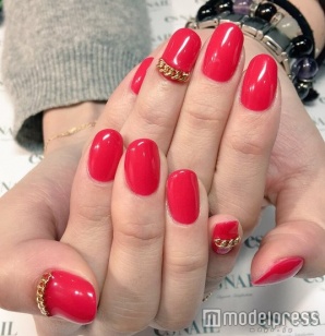 ワンカラー×チェーン／画像提供：esNAIL