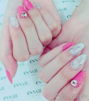 大理石ネイル／画像提供：esNAIL