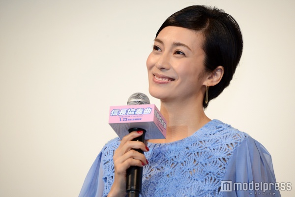 耳元のピアスにも注目（C）モデルプレス