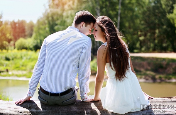 彼をそっと支えるように…(Photo by rohappy/Fotolia)