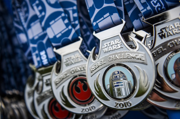 スター・ウォーズ・ハーフマラソン・ウィークエンド完走者へ贈られた記念メダルAs to Disney artwork, logos and properties:（C）Disney