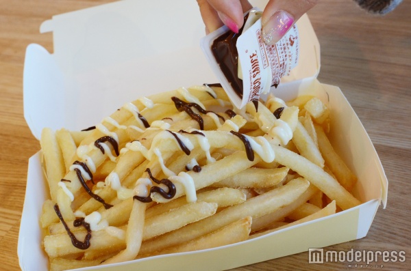 ダブルチョコソースをとろ～り（C）モデルプレス（商品提供：マクドナルド）