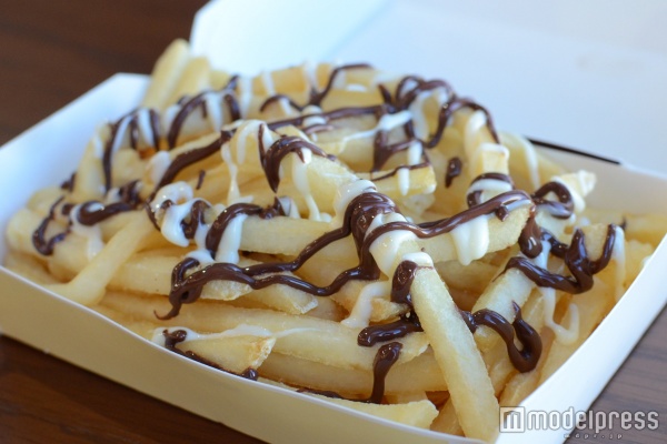 マックチョコポテトを食べてみた！出来立てはまるでパンケーキのよう？（C）モデルプレス（商品提供：マクドナルド）
