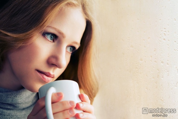 温かいほうじ茶でむくみスッキリ（Photo by evgenyatamanenko） 