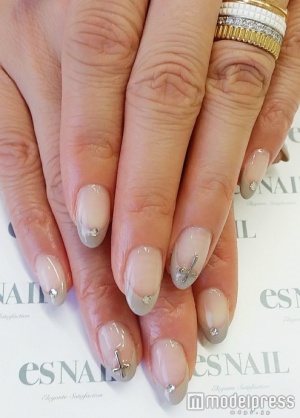 ホワイトグレージュフレンチ／画像提供：esNAIL