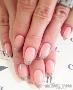 ラメ細フレンチ／画像提供：esNAIL