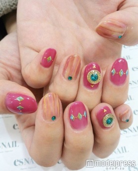 ピンクには縦マーブルを合わせて／画像提供：esNAIL