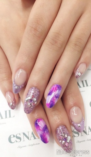 パステルマーブルはポイントで入れて／画像提供：esNAIL