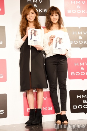 E-girls藤井萩花＆夏恋姉妹、モノトーンスタイルで魅せる“対照的”な色気＜ファッションチェック＞（C）モデルプレス