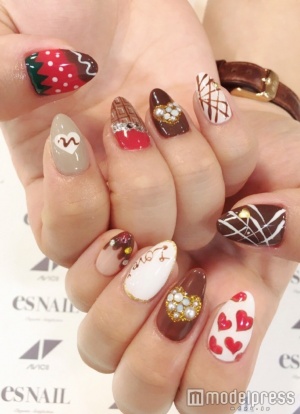 チョコいっぱいネイル／画像提供：esNAIL