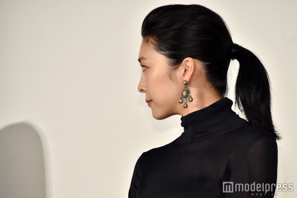 ＜ファッションチェック＞すっきりアップスタイルには、大き目ピアスがぴったり／竹内結子（C）モデルプレス