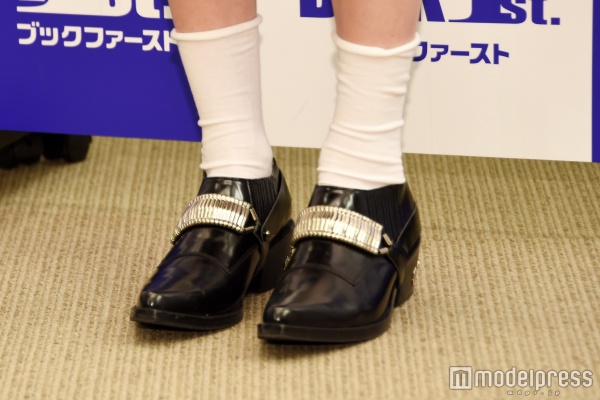 鈴木えみのファッションをチェック／TOGA（トーガ）のシューズ（C）モデルプレス