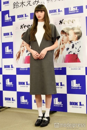 鈴木えみのファッションをチェック（C）モデルプレス