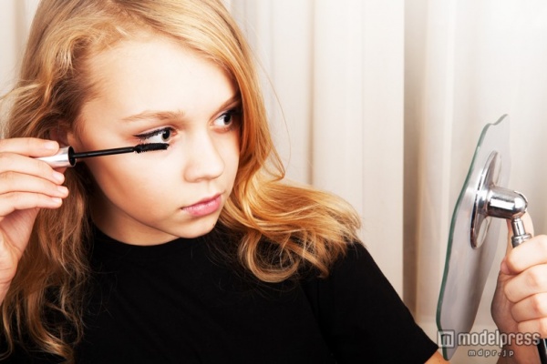 危うげ♡うさぎ目メイクは赤シャドウで作れる！（Photo by eugenesergeev）