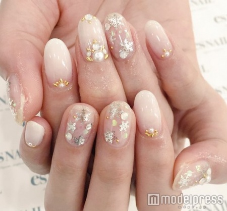 結晶ネイル／画像提供：esNAIL