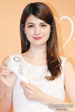 内巻き×ゆるい巻きで華やかに／マギー（C）モデルプレス