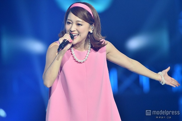 強めカールはレトロチックに／chay（C）モデルプレス