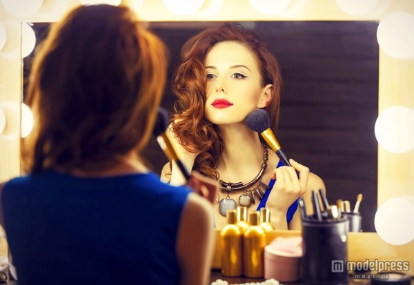 ツヤ感溢れるウェットメイクでアンニュイ可愛く（Photo by Masson／Fotolia）