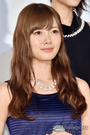 明るめ平行眉でガーリーに／白石麻衣（C）モデルプレス