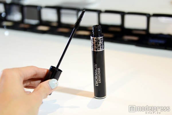 くるんとカールした印象的な目元に「マスカラ　ディオールショウ　デザイナー 090 プロ ブラック」（c）モデルプレス