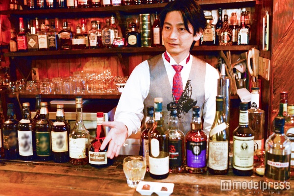 Bar tail（東京・高円寺）の店長を務めるバーテンダーの松本渉（まつもとわたる）さん（C）モデルプレス