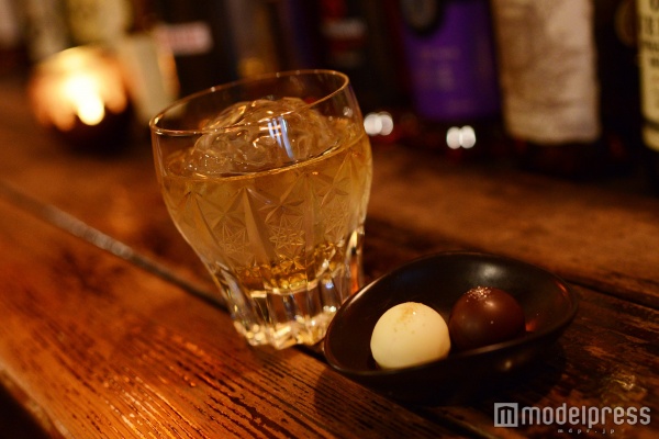 洋酒のトリュフ×スコッチベースのロック（C）モデルプレス
