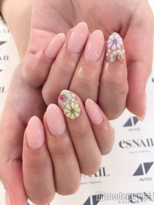 パステルなフラワーで／画像提供：esNAIL