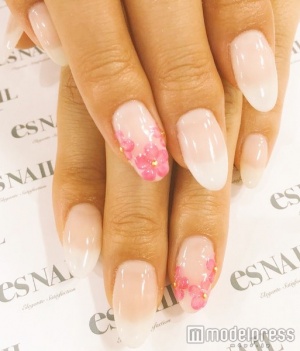 シアーカラーで柔らかく／画像提供：esNAIL