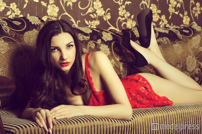 つい見せたくなる美乳に（Photo by Sergeymalov）