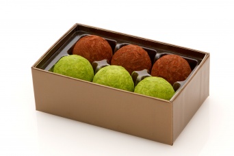 「7トリュフ キャラメル サレ セット（Truffes au caramel salé）」3,510円（6 個入）／画像提供：パティスリー・サダハル・アオキ・パリ