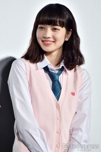 波巻きウェーブヘアも可愛い／小松菜奈（C）モデルプレス