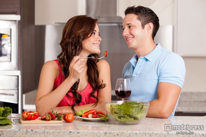 空気の読める女性に(Photo by AntonioDiaz/Fotolia)