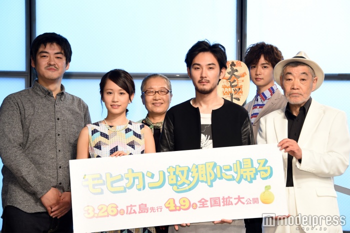 (後列)沖田修一監督、もたいまさこ、千葉雄大(前列)前田敦子、松田龍平、柄本明(C)モデルプレス