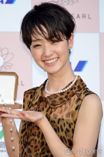 オレンジ色のネイで柔らかさを／剛力彩芽（C）モデルプレス