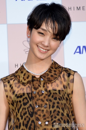 透け感＆丸襟がポイント／剛力彩芽（C）モデルプレス