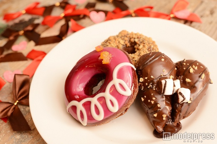 バレンタインは“ご褒美チョコ”をいかが?とろ~りチョコ&マシュマロで幸せ クリスピー・クリーム・ドーナツ限定商品を食べてみた(C)モデルプレス