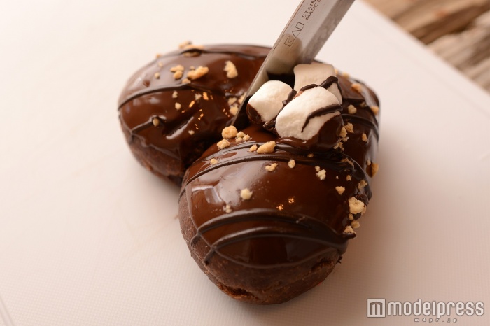 ナイフで切るとチョコレートがとろ~り(C)モデルプレス