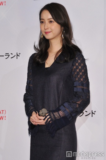 シースルーの袖のデザインが特徴的／佐々木希（C）モデルプレス
