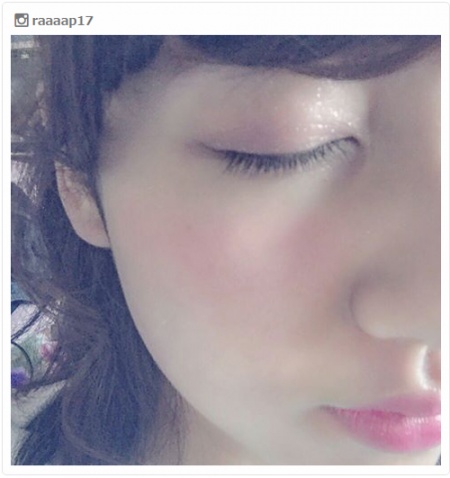 春メイクはグリッターできらきらファンシーに☆／raaaap17さんInstagramより