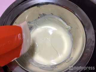 チョコレートを溶かして型にいれるだけ(C)モデルプレス