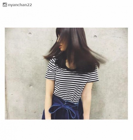 小嶋陽菜「けっこう切った」大胆ヘアカット＆最旬“暗髪”でイメージチェンジ／小嶋陽菜Instagramより
