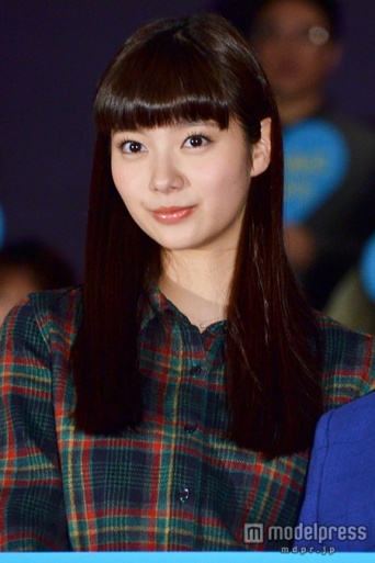 ストレートヘアはキリッとクールな優等生の印象／新川優愛（C）モデルプレス