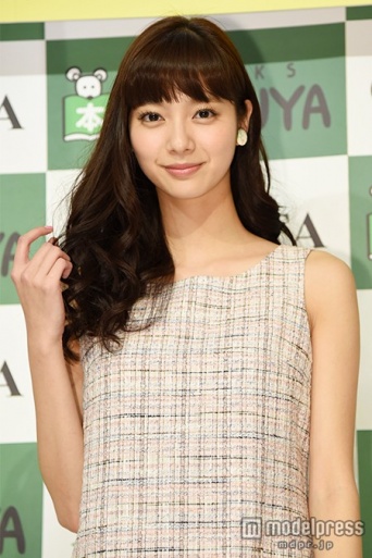 サイド流しにすると一気に色っぽく、強めのカールが華やか／新川優愛（C）モデルプレス