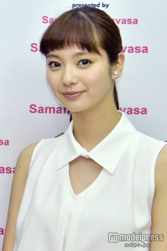 明るい印象のすっきりスタイル／新川優愛（C）モデルプレス