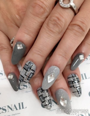 同カラーは色の濃さで変化を／画像提供esNAIL