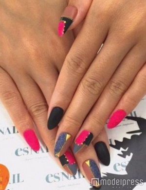 ベルベットで素材感◎／画像提供esNAIL