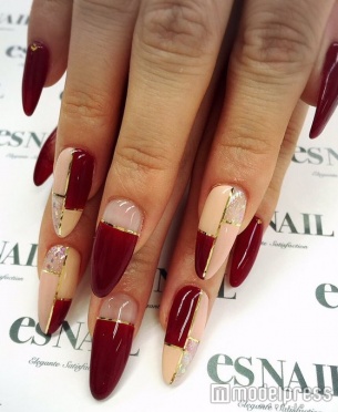 ラインテープで上品に／画像提供esNAIL