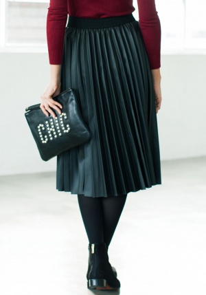 フェイクレザープリーツスカート「STYLEST」5,350円(税別)/画像提供:STYLEST