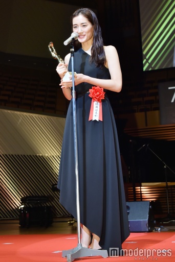 綾瀬はるかのドレススタイルをチェック(C)モデルプレス